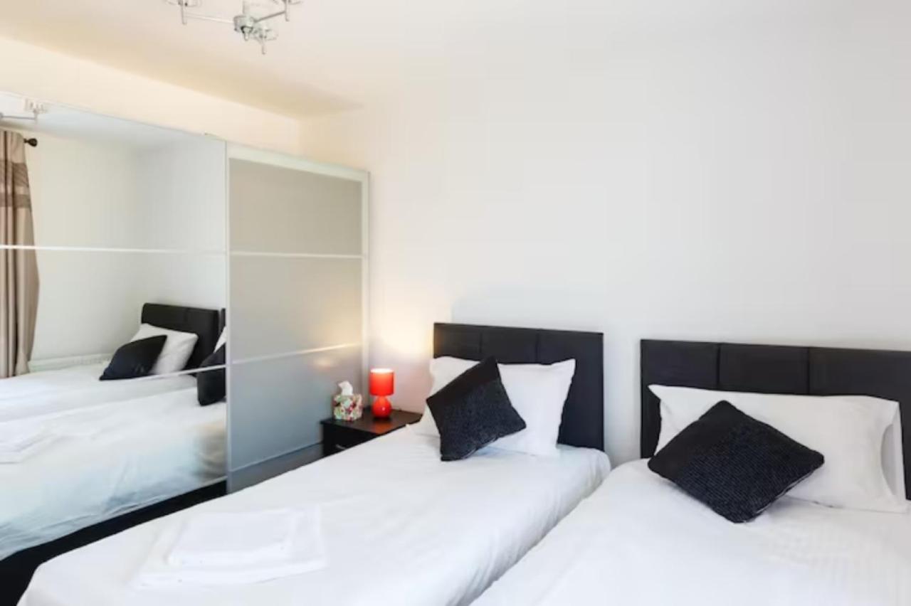 Contemporary Trumpington: Modern Apartment with Parking, Terrace & Hospital Proximity Cambridge  Exterior photo